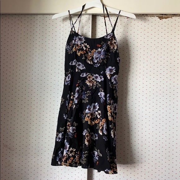 Forever 21 Dresses & Skirts - Super Cute Strappy Floral Flowy Forever 21 Dress
